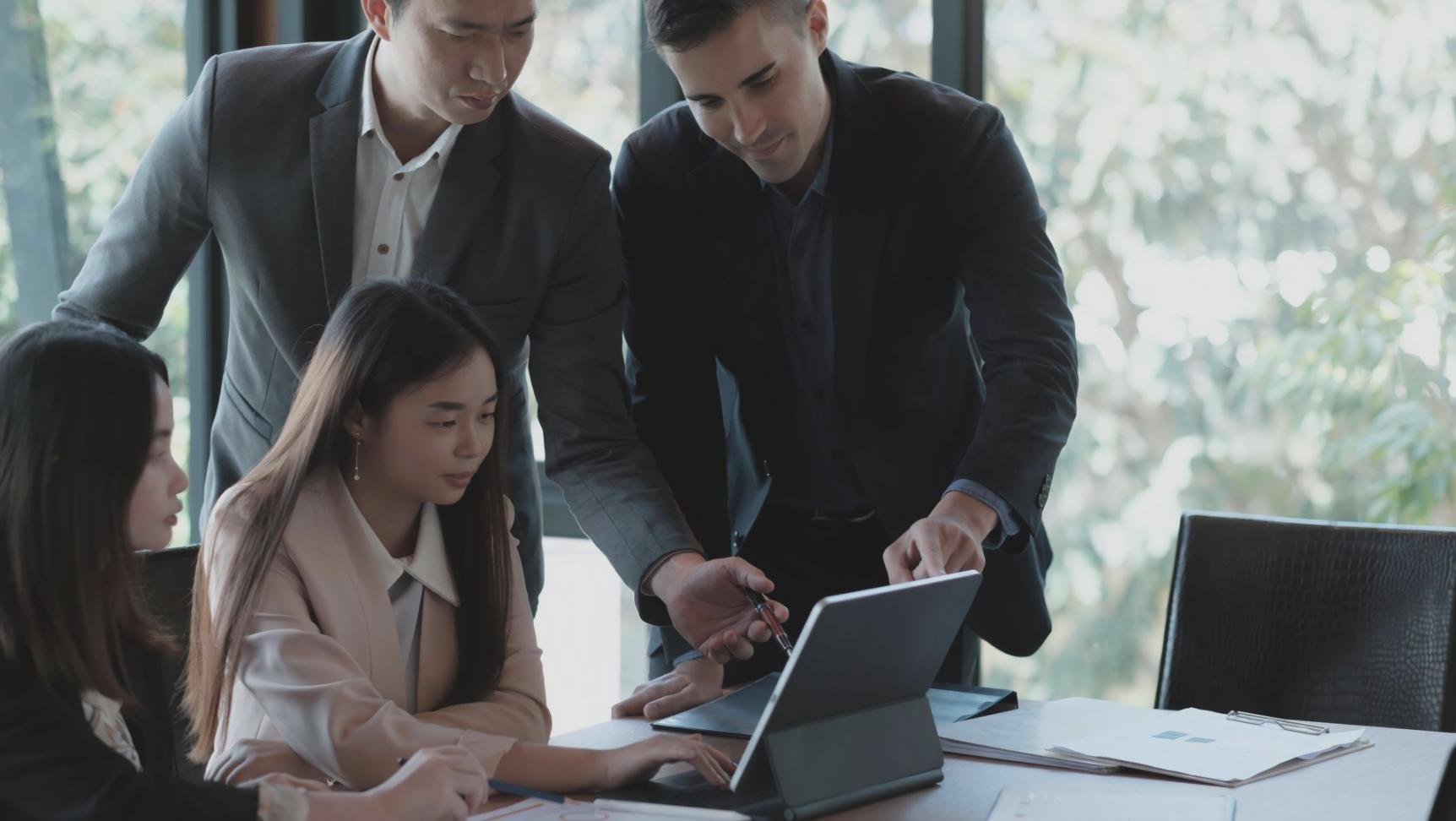 Espacio de estudio organizado para aprendizaje financiero